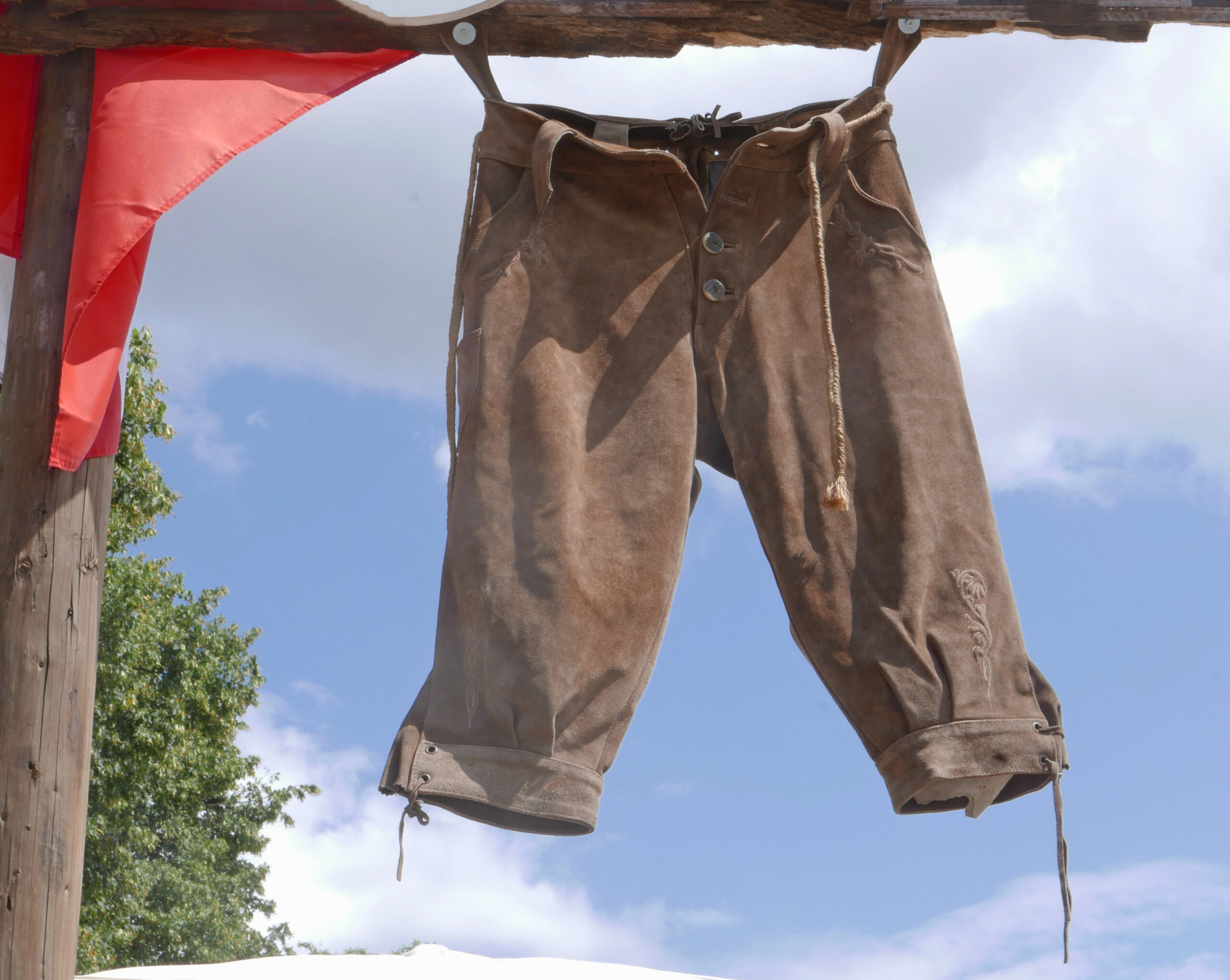 Stark verschmutzte Trachtenlederhose aus Hirschleder wird gründlich gereinigt