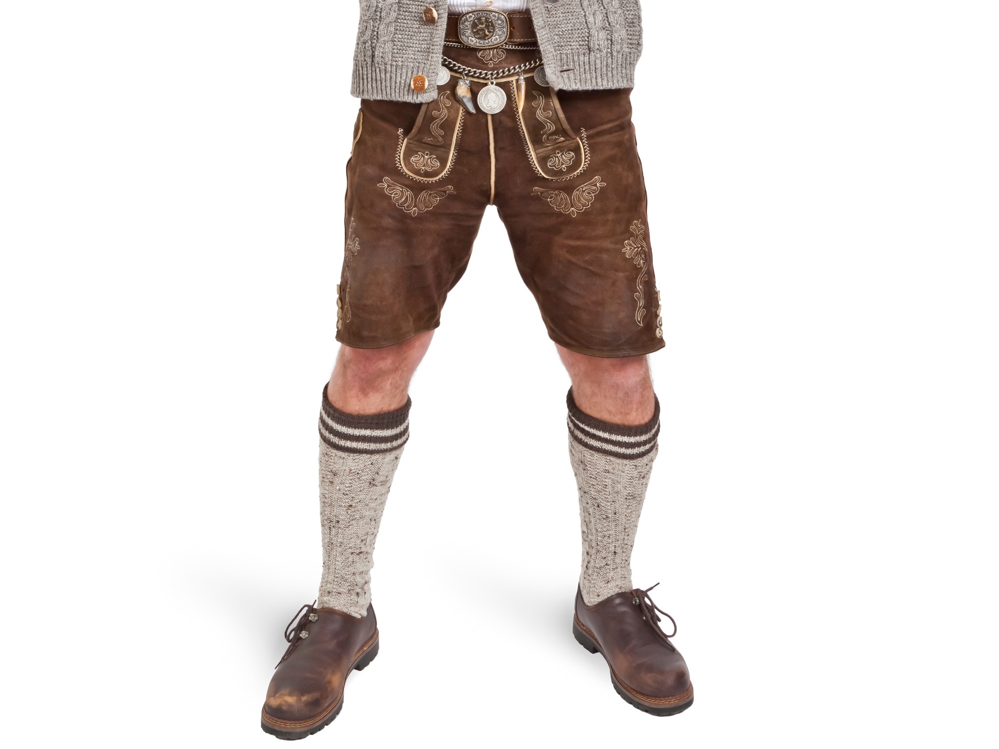 Trachtenlederhose hängt geordnet im Kleiderschrank