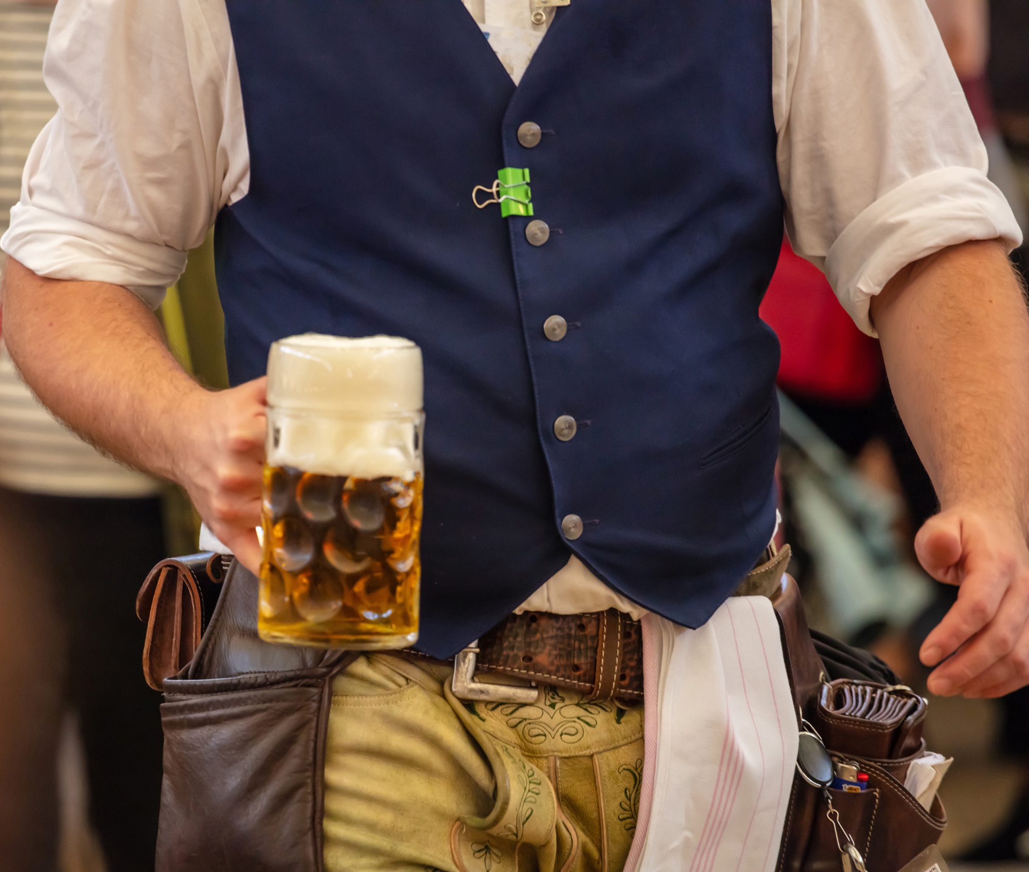 Fleck auf Leder wird gereinigt